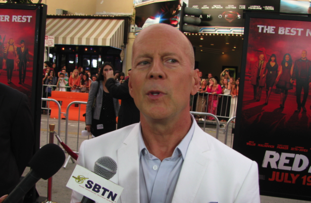 Bruce Willis ofreció entrevistas a todos los reporteros durante la premier de RED 2. Foto: Miriam Reyes
