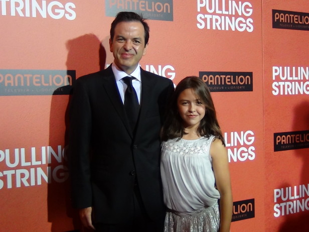El director de la película Pulling Strings, Pitipol Ybarra, camina la alfombra roja con su hija Renata Ybarra, quien hizo su debut como actriz en esta cinta. Foto: Trajecta