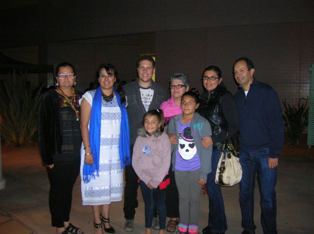 El cineasta Gaz Alazraki y los organizadores del evento del Día de los Muertos del Centro Cívico del Este de los Angeles encabezado por Guadalupe y Beatriz Bojórquez.