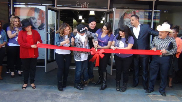 Los hijos, padres y hermanos de Jenni Rivera inauguraron la boutique que lleva el nombre de La Diva de la Bnada. Fotos: Trajecta