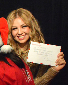 Thalía muestra la carta que le envió a Santa Clós.