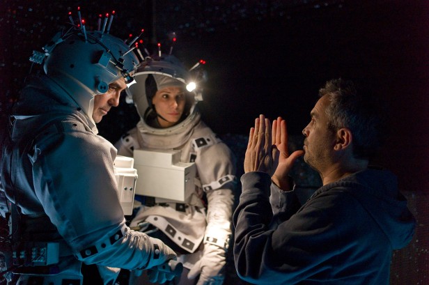 Alfonso Cuarón dirige a Sandra Bullock y a George Clooney en una de las escenas de 'Gravity".