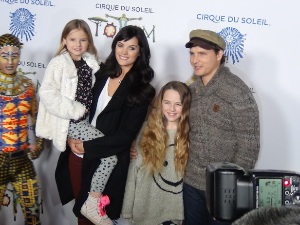 La actriz Jaimie Alexander con su familia. Foto:  KioskoNews 