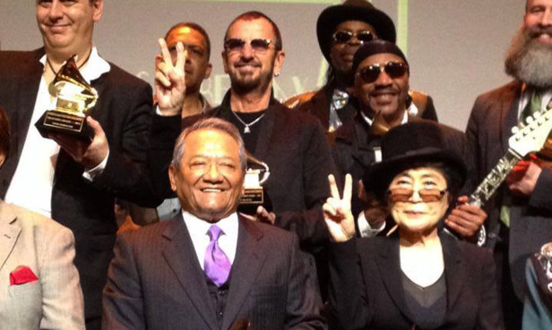 Armando Manzanero convivió con Ringo Starr y la viuda de John Lennon, Yoko Ono, y la viuda de George Harrison, OliviaHarrison. Foto: Especial