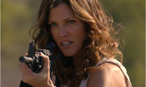 En la serie, la canadiense Tricia Helfer interpreta a la Ranger Molly Parker, una investigadora de crímenes especiales.