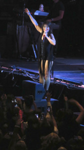 La cantante de 45 años lució sus torneadas piernas con un diminuto vestido negro. Foto: Odalys Pomales.