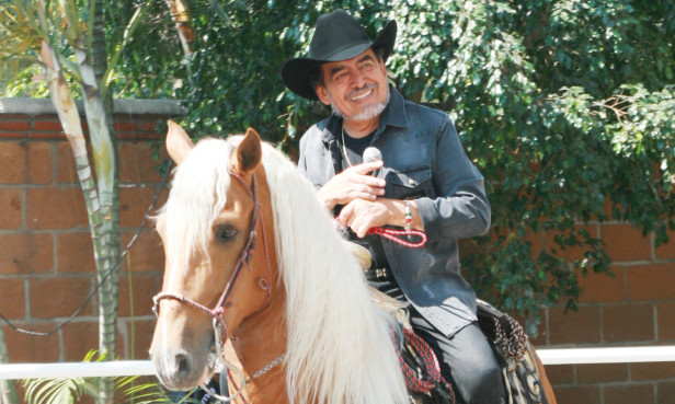 Joan Sebastian se ve obligado a dejar de montar a caballo debido a debilidad en sus huesos. Foto: José Flores