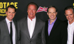 Arnold Schwarzenegger  y los productores de la cinta.