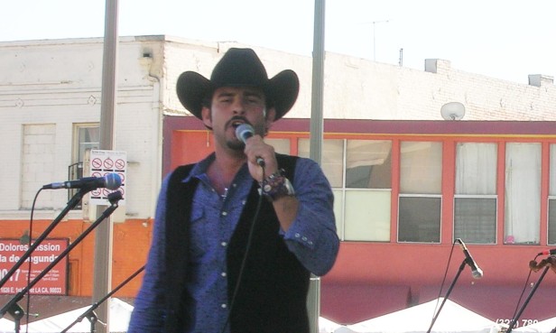 Gerardo Bazúa durante su presentación en Los Ángeles. Foto: KioskoNews/Miriam Reyes.
