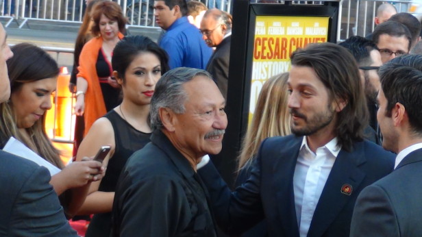 El líder campesiono Arturo Rodríguez se encontró con Luna en la alfombra roja de la premier. Fotos: Trajecta