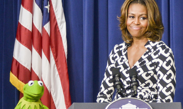 La Primera Dama, Michelle Obama, da la bienvenida a a rana René (Kermit the Frog ) a la Casa Blanca. Foto: Kris Connor/Disney