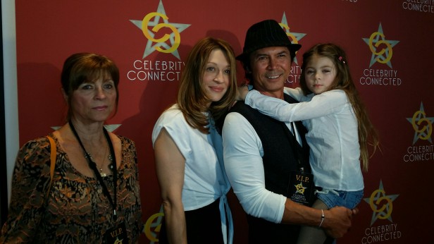 El actor Lou Diamond Phillips llegó al evento acompañado de su familia. Foto: Kioskonews