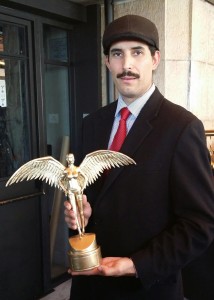 Gushsan es el creador de la estatuilla de premiación “El Angel”.