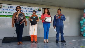 La periodista de Primer Impacto, Magaly Ortíz, recibió un reconocimiento por su apoyo. Foto: Kioskonews