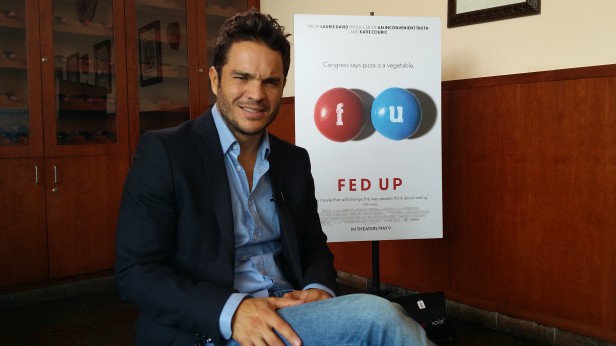 Kuno Becker promueve la cinta FED UP en la que participó narrando la versión en español que se estrenará en Estados Unidos el 16 de mayo.