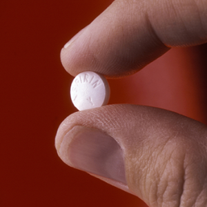 Una aspirina diaria puede ayudar a algunas personas, pero no todos. Y también puede causar efectos secundarios no deseados.
