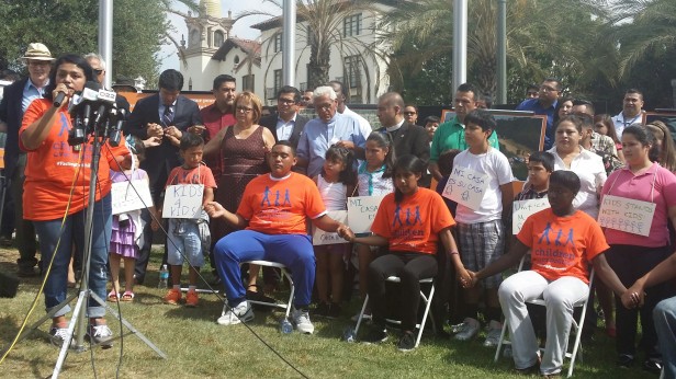 Jóvenes hicieron huelga de hambre por una semana para pedir a las autoridades que no deportes a los niños migrantes. Foto: Kioskonews