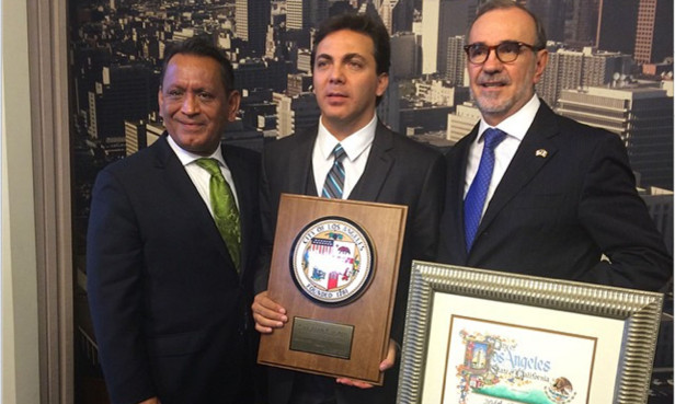 Cristian Castro (centro) recibió un reconocimiento en el Concilio del City Hall.