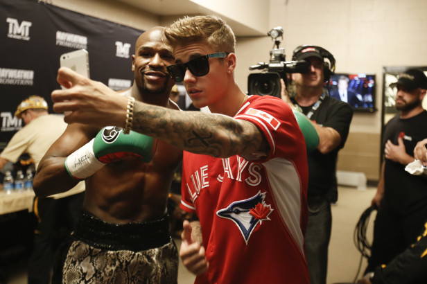 Justin Bieber y Maywether al momento del selfie.