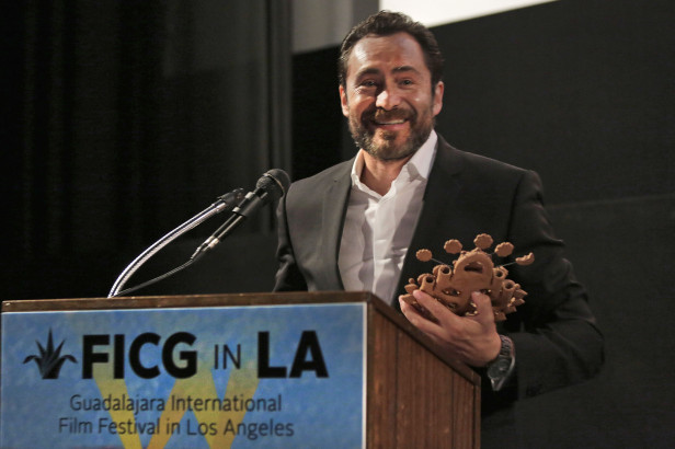 Demián Bichir recibe el premio en la ceremonia de gala del Festival Internacional de Cine de Guadalajara en Los Angeles. Foto: Especial