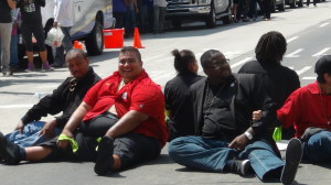Estos 10 manifestantes se postraron en medio de la calle Broadway, en el centro de L.A. y meas tarde fueron arrestados por desovediencia.