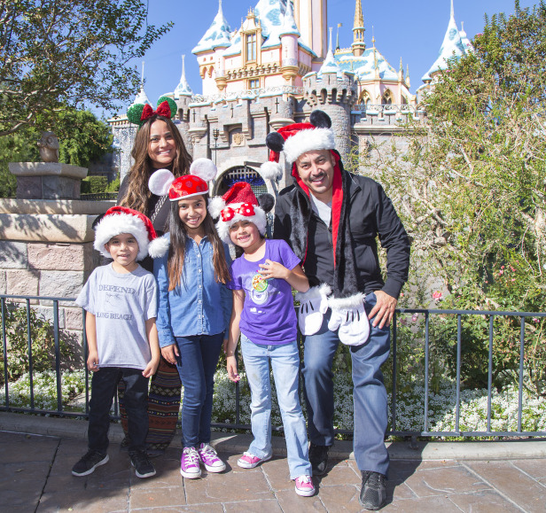 Lupillo Rivera y su familia gozaron por aticipado la lNavidad en Disneyland California Adveture.