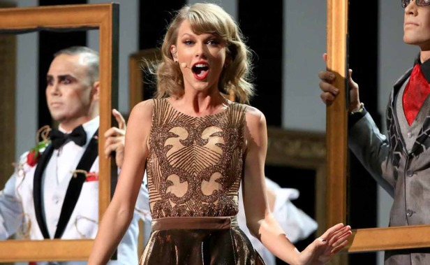 Taylor Swift el premio a la Excelencia Dick Clark en los 2014 American Music Awards. Fotos: Especial
