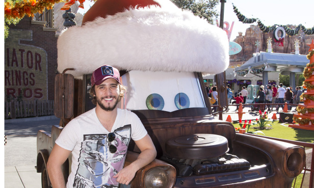 El actor mexicano Diego Boneta disfrutó como niño el parque de diversión que luce un decorado muy navideño.