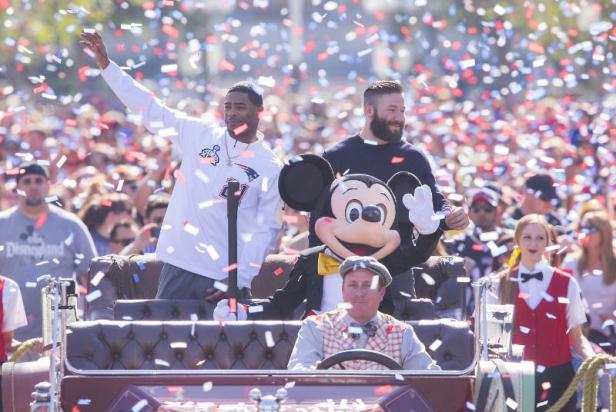 Julian Edelman y Malcolm Butler de los New England Patriots celebran victoria en el Super Bowl XLIX con desfile en el Parque Disneyland