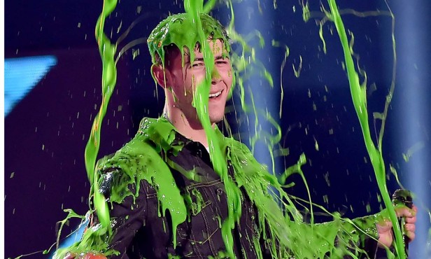 Nick Jonas recibió el slime al ganar como Cantante Masculino Favorito de la audiencia infantil.  