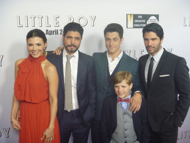 Los realizadores y actores de la película durante el estreno de Little Boy. 