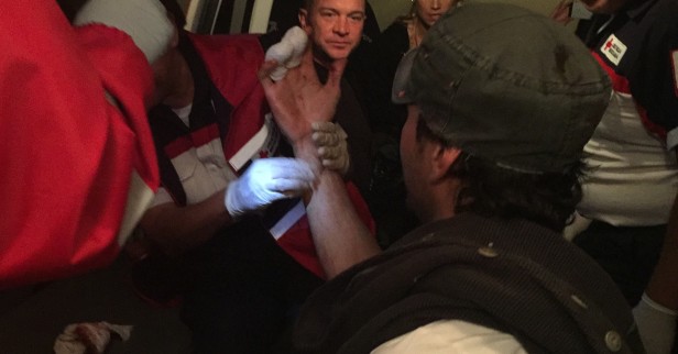 Enrique Iglesias es atendido de las heridas que sufrió en los dedos anular y medio de la mano derecha durante el concierto que ofreció en Tijuana el sabado pasado.