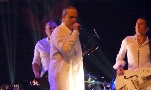 Miguel Bosé ofreció un concierto privado organizado por Univisión Radio. Foto: Miriam Reyes
