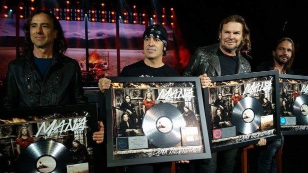 Maná recibió el disco de Platino por las altas ventas de copias de su último disco Cama Incendiada. Foto: KioskoNews