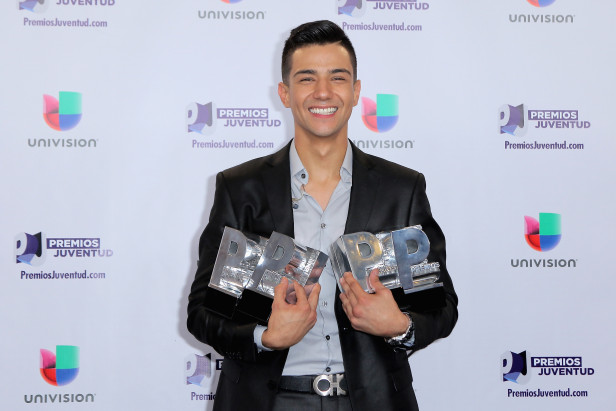 Luis Coronel se sorprendió de ganar cuatro galardones. Fotos: Univision 