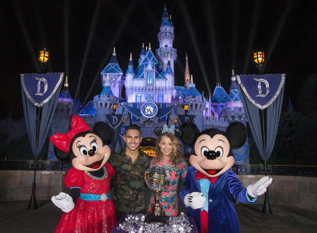 Los esposos Alexa y Carlos PenaVega celebraron con Mickey Mouse y Minnie Mouse en Disneyland Park en Anaheim, Calif. Photo: (Paul Hiffmeyer/Disneyland Resort)