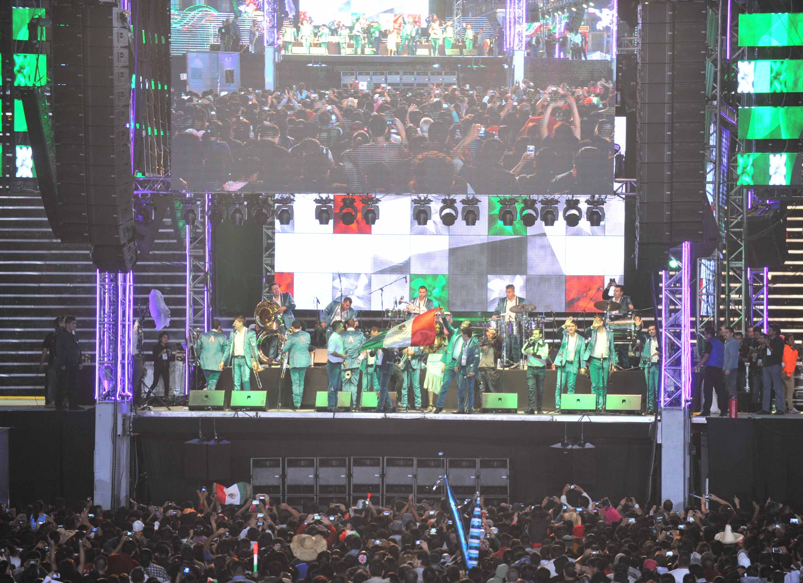La Arrolladora Banda El Limón cantó ante unos 30 mil espectadores en El Zócalo. 