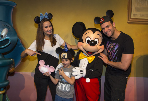 Patricio Borghetti llevó a su hijo Santino y a su novia a Disneyland Park. Foto: Paul Hiffmeyer/Disneyland Resort