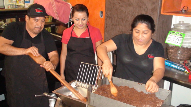 Alejandro (izq.) y Estela Montaño (derecha) atienden a la clientela en la molieda de El Changarro Oaxaqueño Market para que continúen con la tradición de cada receta familar. Fotos: KioskoNews