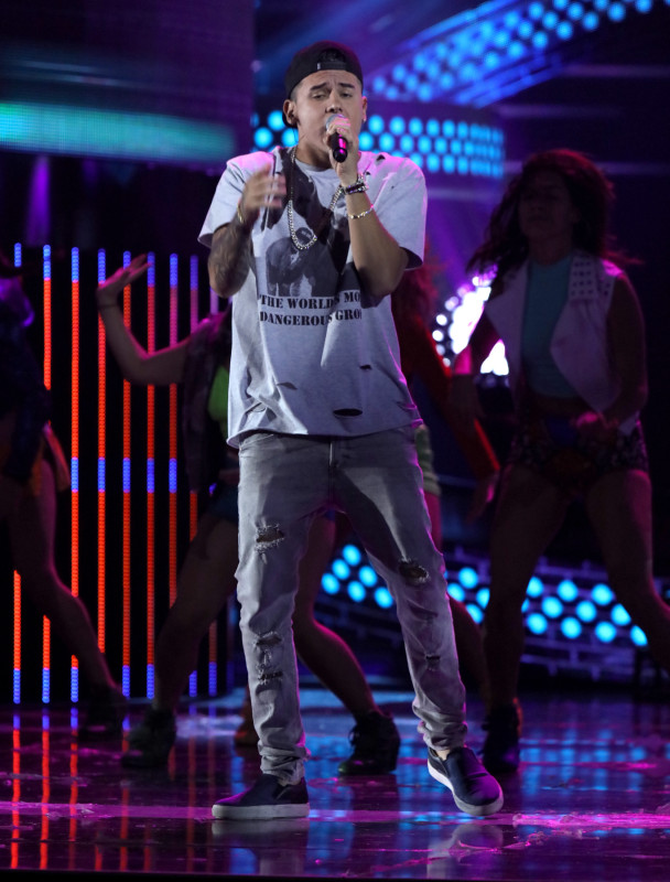 LATIN AMERICAN MUSIC AWARDS 2015 -- Rehearsal -- Pictured: De La Ghetto rehearses for the 2015 Latin American Music Awards at The Dolby Theater in Hollywood, CA on October 6, 2015 -- (Photo by: Mark Davis/Telemundo) ..LATIN AMERICAN MUSIC AWARDS 2015 -- Ensayo -- Imagen: De La Ghetto ensayando para los Latin American Music Awards 2015 de el Dolby Theater en Hollywood, CA el 6 de Octubre, 2015 -- (Foto por: Mark Davis/Telemundo)