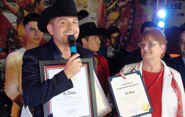 El Dasa tambien fue nombrado Gran Mariscal del Festiavl Sabor a Mexico Lindo". Foto: KioskoNews 