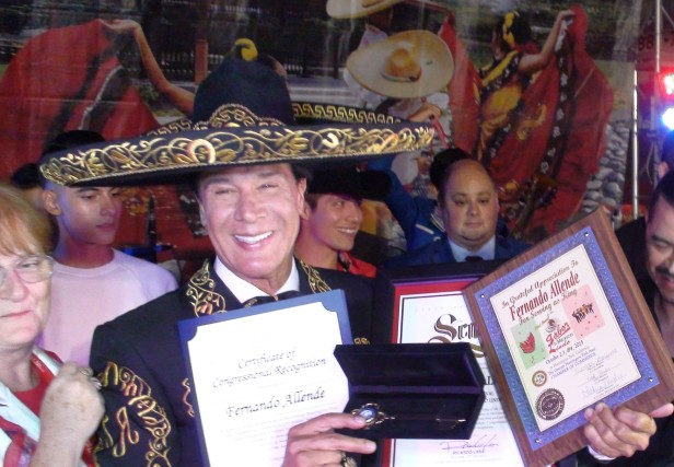 Fernando Allende tambien recibio cuatro reconocimientos mas. Foto: KioskoNews