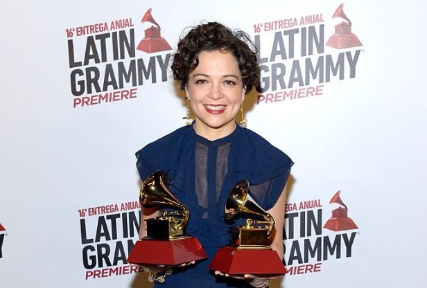 Natalia Lafourcade con dos de los cinco premios que obtuvo. Foto: Especial Latin Grammy