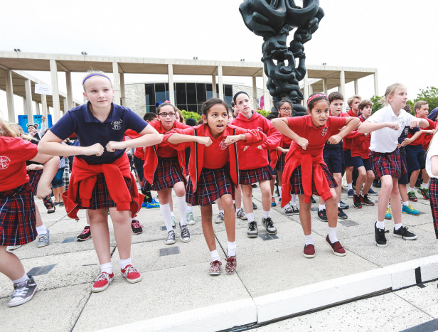 Unos 18 mil estudiantes del quinto grado escolar bailaron en la explanada del Music Center durante los tres días de la edición 46 del Festival Infantil Blue Ribbon