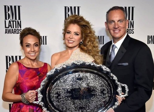 Gloria Trevi recibe Premio Presidencial BMI de manos de la vice presidenta de Música Latina de BMI, Delia Orjuela, y del presidente y CEO de BMI, Mike O'Neill.