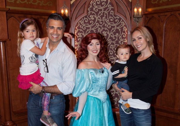 El actor mexicano Jaime Camil disfrutó con su familia Disney. 