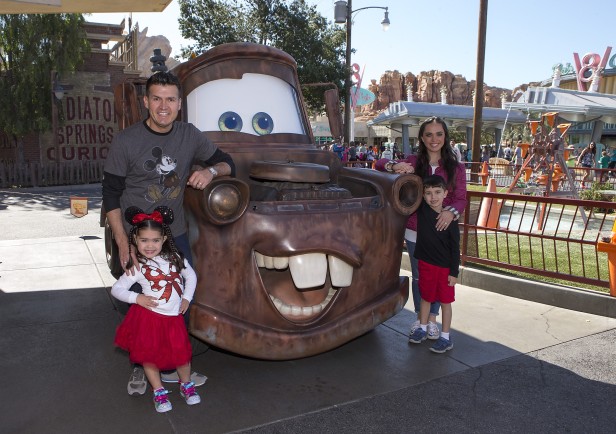 El músico y líder de El Recodo, Joel Lizárraga y su familia se divirtieron en Disney California Adventure, en Anaheim.