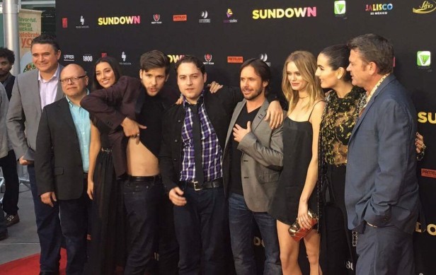 Parte del elenco de la cinta 'Sundown' rodea al cineasta mexicano Fernando Lebrija (saco gris) en la premier celebrada en Los Angeles.