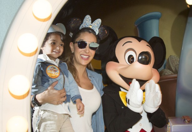 Ninel Conde y su hijo se divirtieron con Mickey Mouse. Foto Cortesía: Scott Brinegar/Disneyland Resort