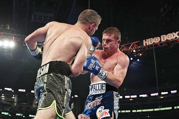 El Canelo venció al inglés Liam Smith con un gancho al hígado con su potente izquierda en el noveno asalto en el AT&T Stadium. Fotos: Omar Vega /Hoy Dallas